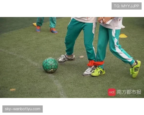 篮球比赛中脚踢球违例的具体判定规则是什么？